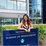 Shirley Zhang ’22 in front of the Yale SOM sign