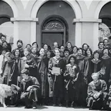 A black-and-white photo of the first class of Yale SOM graduates